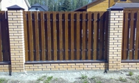 Комбинированный забор из дерева и кирпича